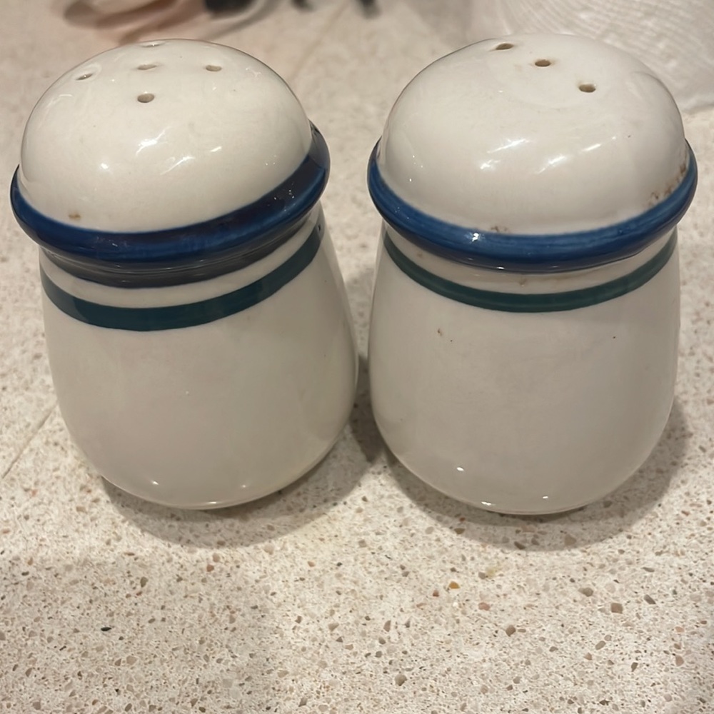 Salt & Pepper Shaker Set - Picture 2 of 7